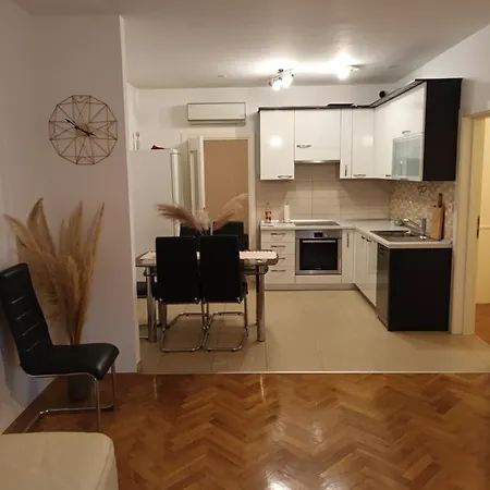 Comfortable Two Bedroom 아파트 스플리트